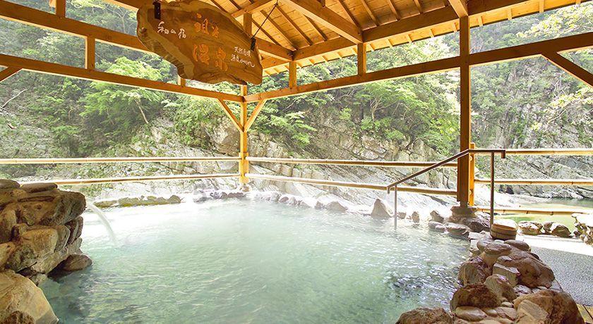 逃离废弃高校