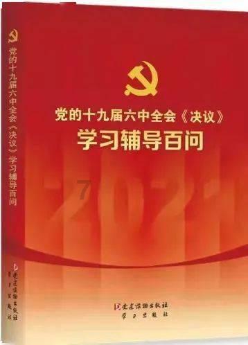 民间故事:男子借屋避雨,遇青蛇偷鸡,他猛挥扁担救得娇妻
